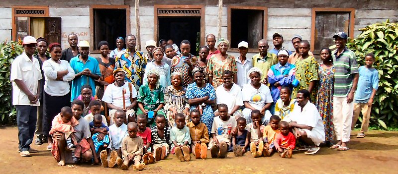 villagers-pose-for-a-photograph-at-chiefs-palacetape-etube_1_800px_cadj